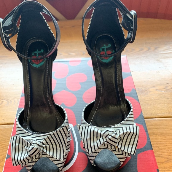 T.U.K. Blk/Wht Stripe Knot Heel - Picture 2 of 8